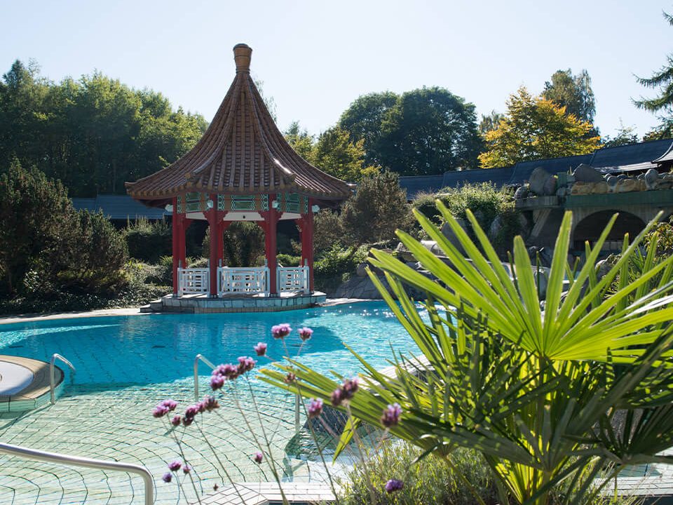 Aussenbereich der Kurhessen Therme mit Pavillon